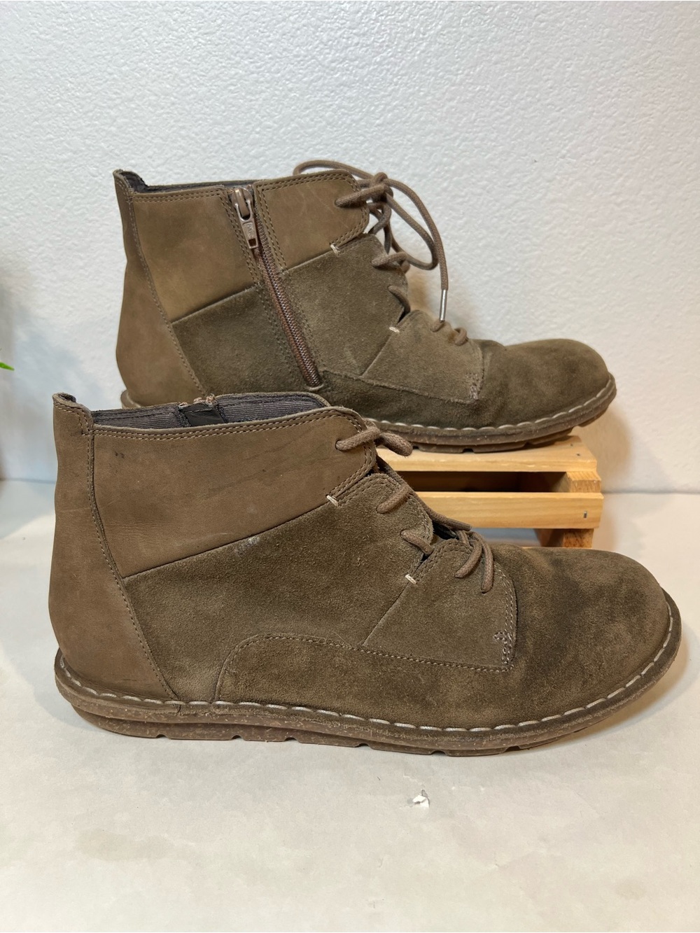 Clarks Women's Olive Brown Suede Lace-Up Side Zip Desert Ankle Boots